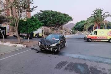 Vuelco de un vehículo en Jinámar tras recibir la embestida de otro/TA.